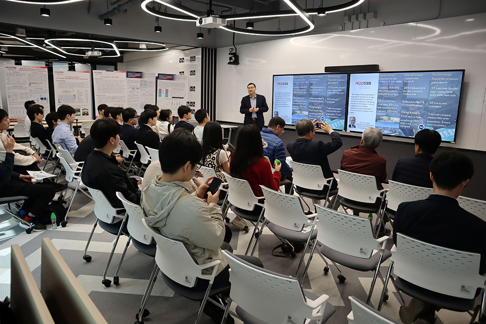 The Executive Director, Dr. Luhong Liang, introduces to the delegation about ACCESS and its research areas