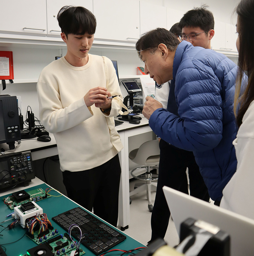 Prof. Hoi-Jun YOO and ACCESS researchers