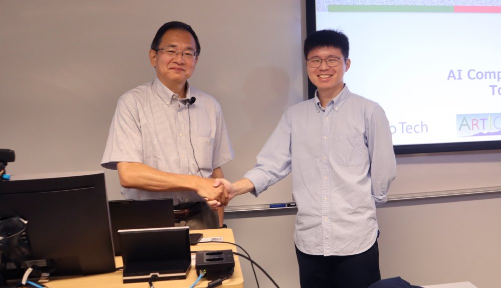 Prof. Fengbin TU (right) thanks Prof. Masato MOTOMURA’s valuable knowledge sharing during the master lecture “Algorithm-Architecture Centric Approach Towards Energy Efficient AI Hardware” at HKUST Campus.
