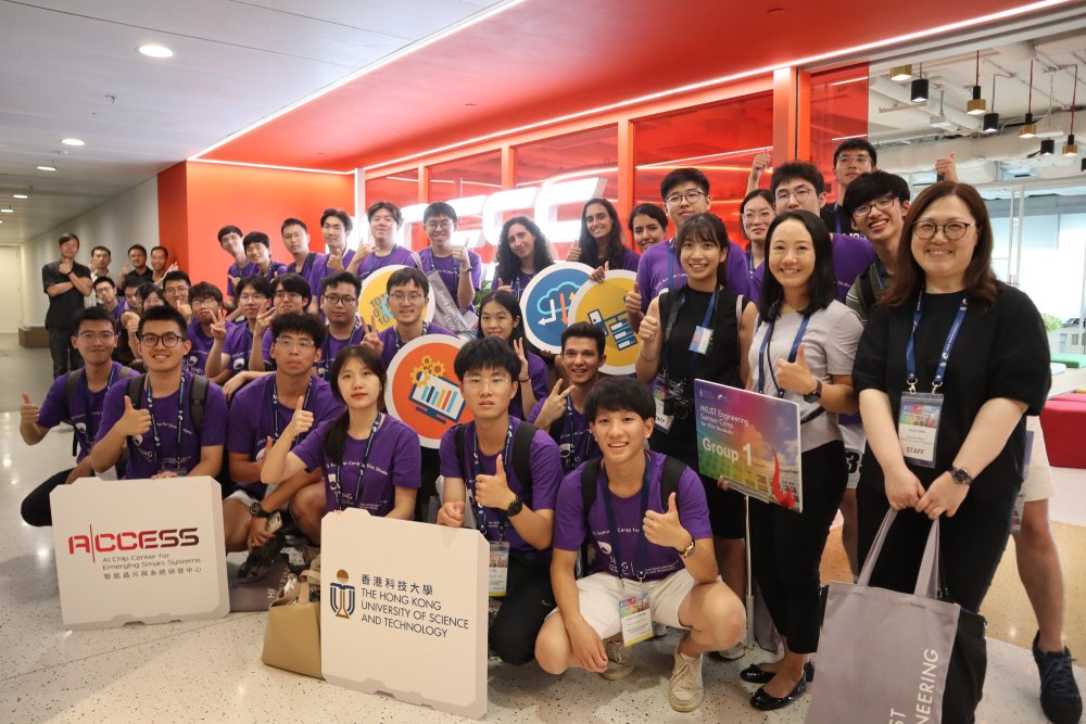 Students from HKUST SENG were highly interested in ACCESS research projects. They not only asked many questions to deepen their understanding, also got to personally experience the research results of this project.