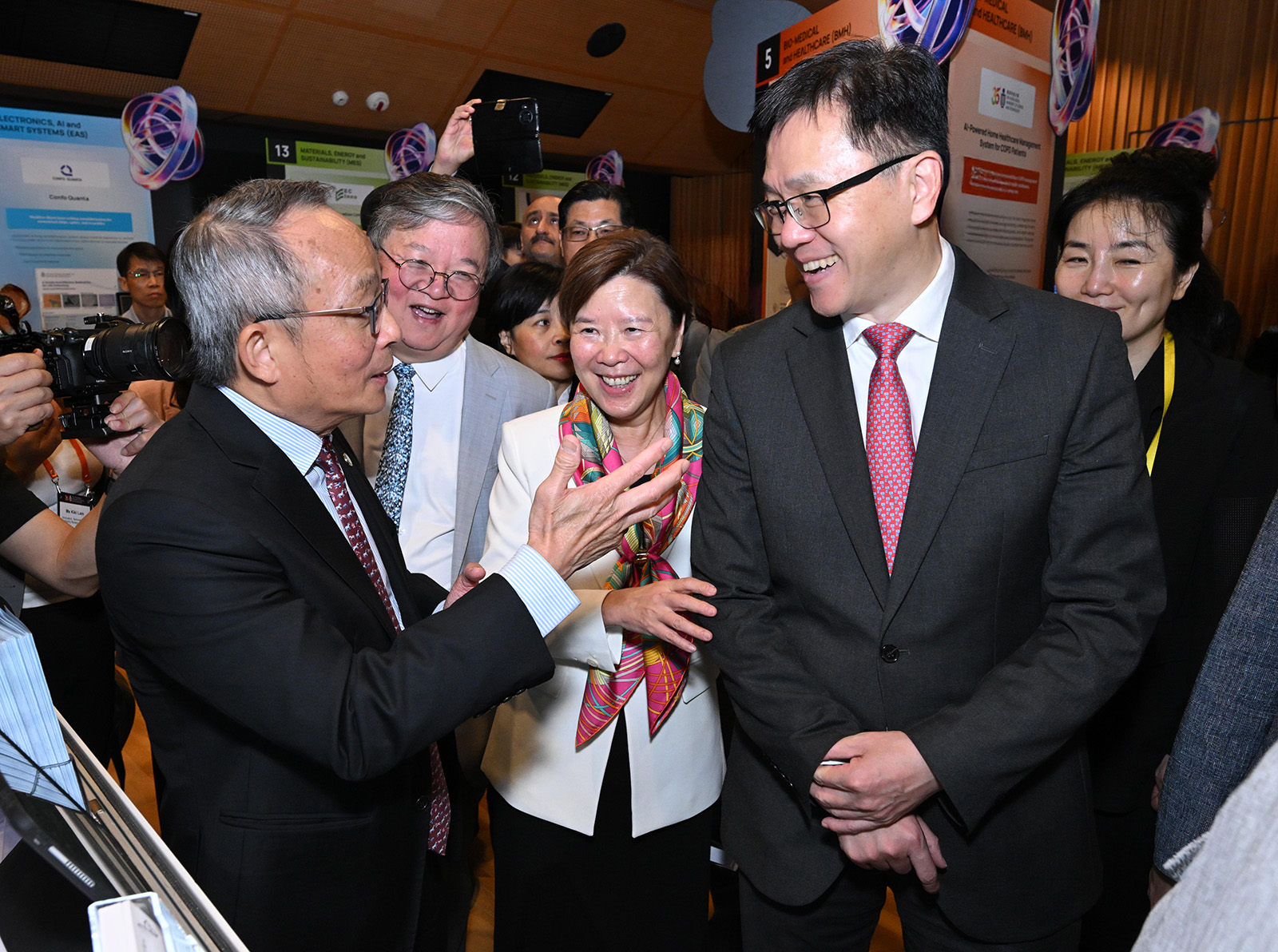Prof. Tim CHENG (left), Center Director of ACCESS and Vice-President for Research and Development at HKUST, engaged in an in-depth exchange on ACCESS latest research and technological achievements with Prof. Sun Dong (first right), Secretary for Innovation, Technology and Industry of the HKSAR Government, and Prof. Nancy Ip (second right), President of HKUST and Prof. Yike GUO (second left), Provost of HKUST.